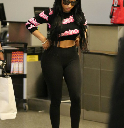 See Nicki Minaj leaving LAX airport with nice "farewell"